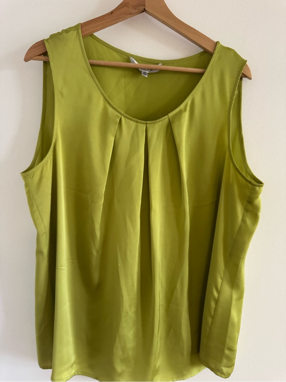 Kasper Sleeveless Pleated Camisole in Lime